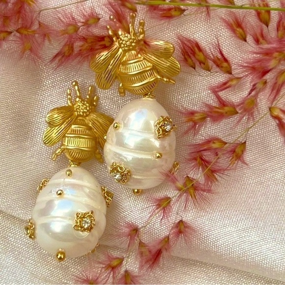Bumble Bee Jewelry - Gorgeous Bee Baroque Freshwater Pearl Drop Earrings Matte stainless steel